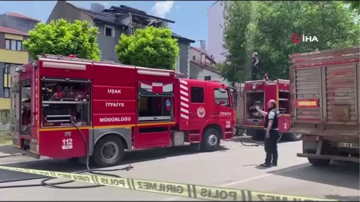 Uşak'ta 2 Katlı Apartmanın Çatısında Çıkan Yangın Paniğe Neden Oldu