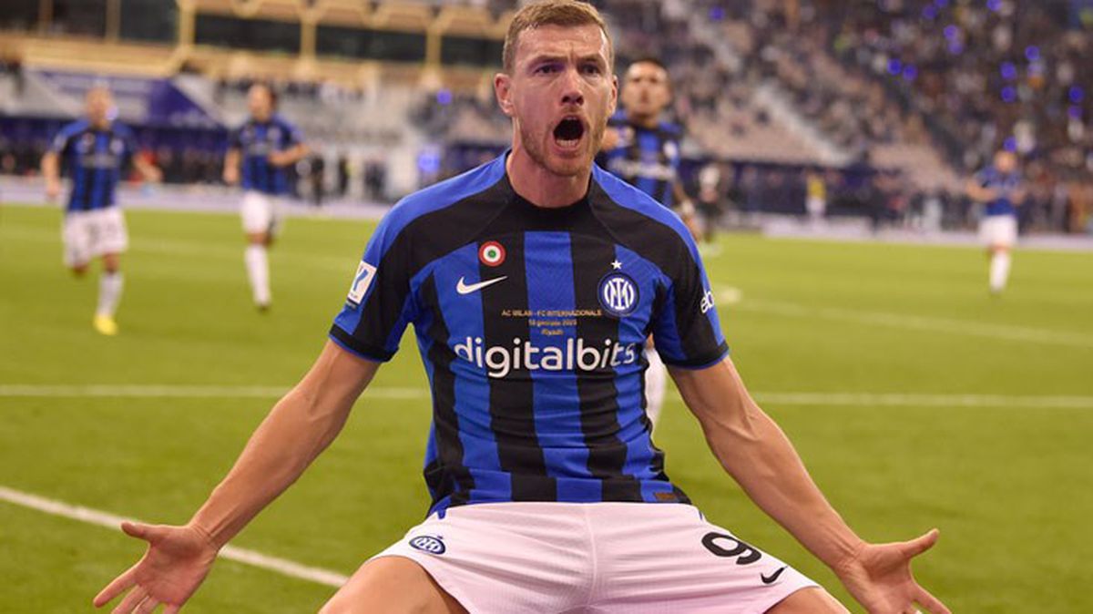 Dünyaca ünlü golcü Dzeko, Fenerbahçe'ye imza atmak için İstanbul'a geldi