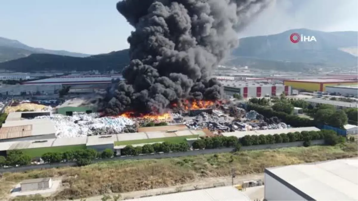 Manisa'da Geri Dönüşüm Fabrikasında Yangın Çıktı