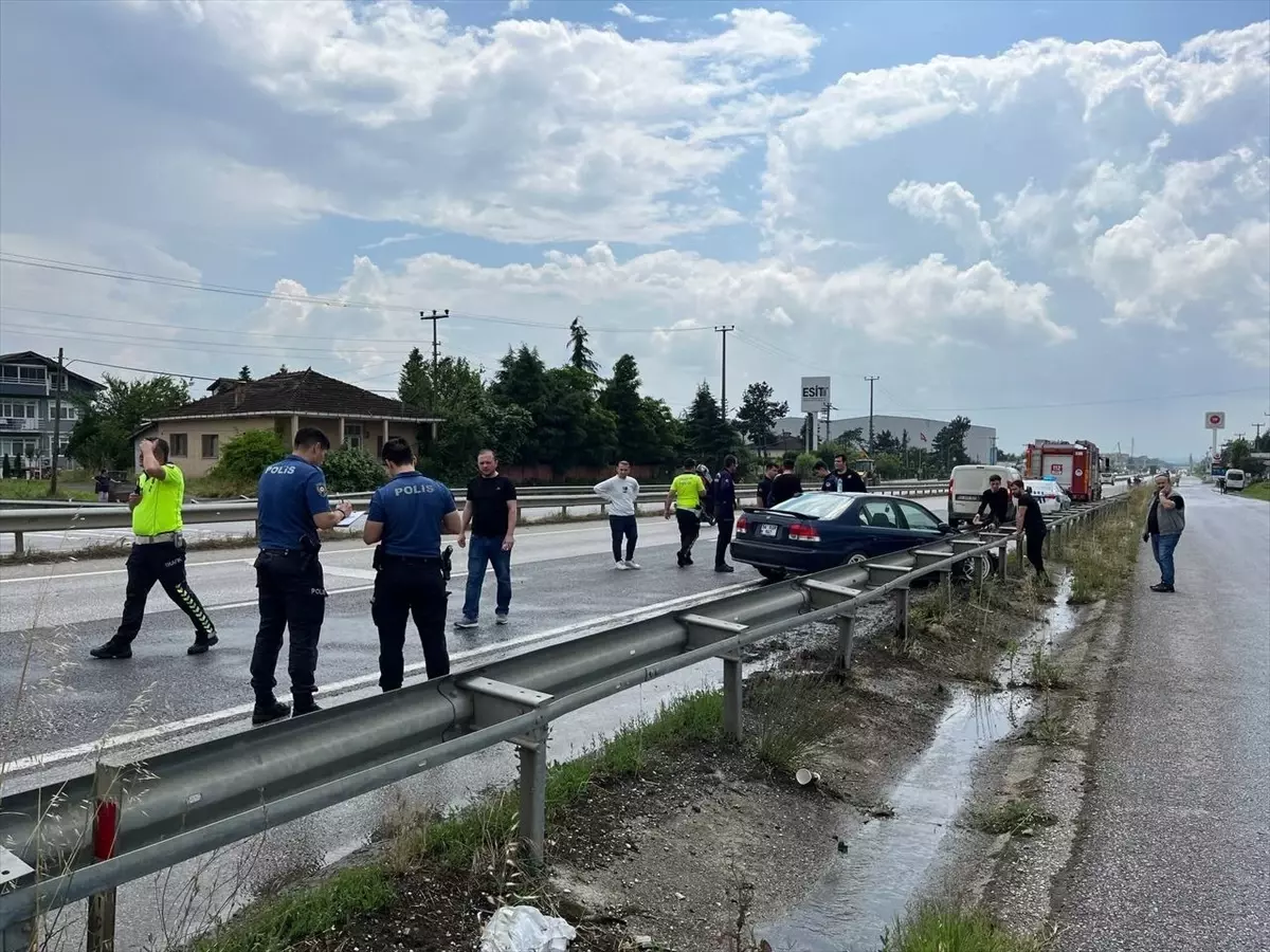 Sakarya'da Otomobil Kazası: Bir Kadın Hafif Yaralandı