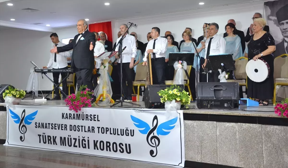 Karamürsel'de Sanatsever Dostlar Topluluğu Türk Müziği Korosu 'Yaza Merhaba' Programı Düzenledi