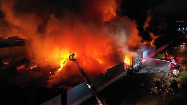 Manisa'daki fabrika yangını söndürülemedi! Yangın sonucu yükselen siyah duman, İzmir'in bir çok noktasından görülüyor