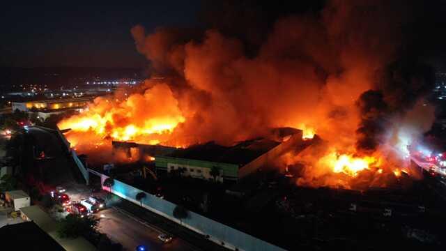 Manisa'daki fabrika yangını söndürülemedi! Yangın sonucu yükselen siyah duman, İzmir'in bir çok noktasından görülüyor