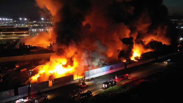 Manisa'daki fabrika yangını söndürülemedi! Yangın sonucu yükselen siyah duman, İzmir'in bir çok noktasından görülüyor