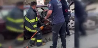 Otomobil tramvay yolundaki direğe çarptı: 2 yaralı