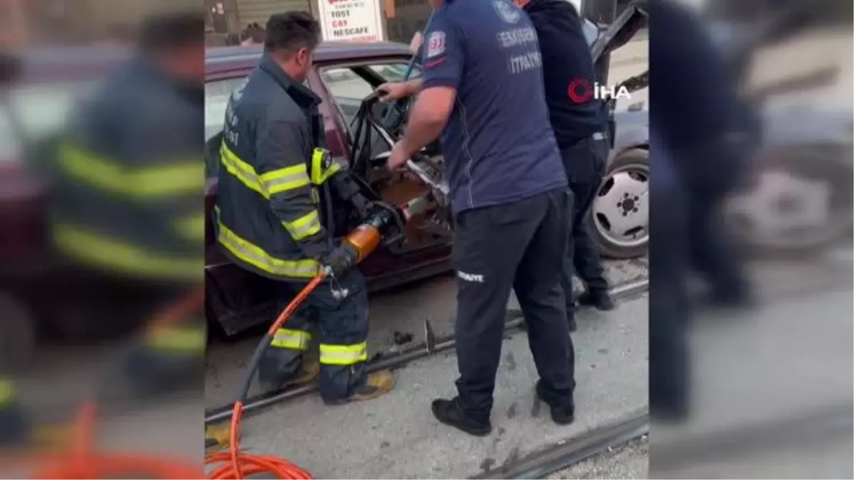 Otomobil tramvay yolundaki direğe çarptı: 2 yaralı