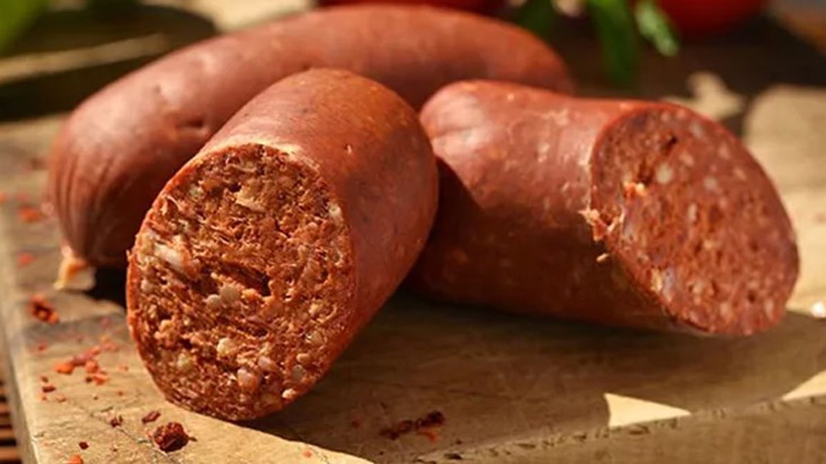 Tavada kızarttığı sucuğun içinden kurtçuklar çıktı! O anları kaydedip yetkililere çağrıda bulundu