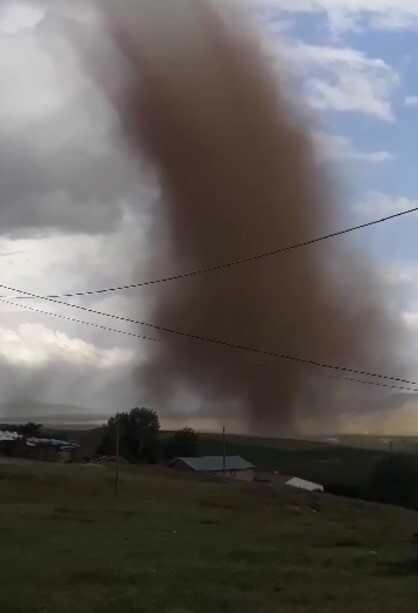 Ahlat'ta dev hortum cep telefonu kamerasında Ahlat'ta dev hortum cep telefonu kamerasında