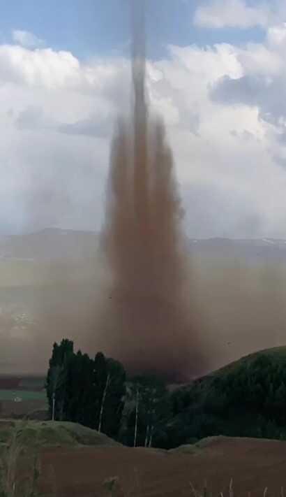 Ahlat'ta dev hortum cep telefonu kamerasında Ahlat'ta dev hortum cep telefonu kamerasında