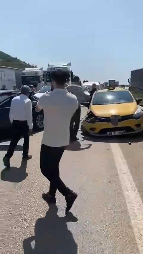 Bayram tatili yolunda zincirleme kaza: 11 araç birbirine girdi Bayram tatili yolunda zincirleme kaza: 11 araç birbirine girdi