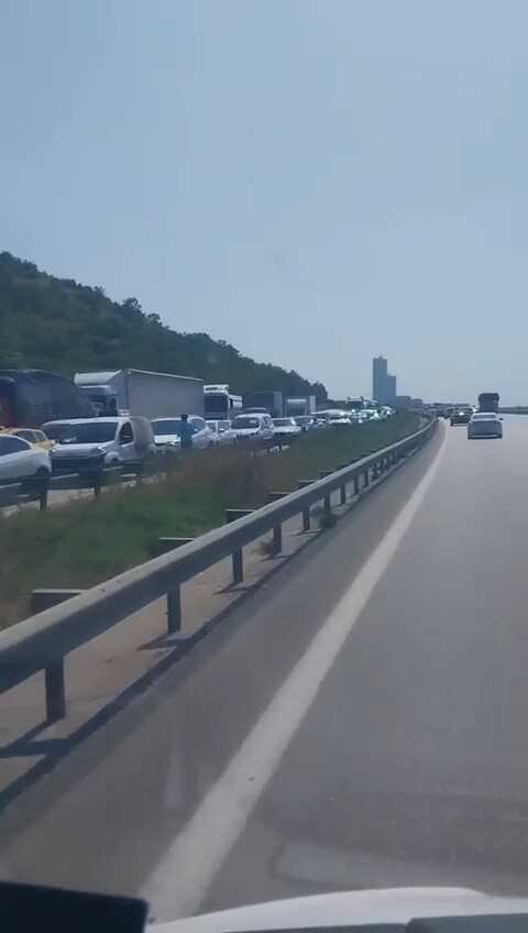 Bayram tatili yolunda zincirleme kaza: 11 araç birbirine girdi Bayram tatili yolunda zincirleme kaza: 11 araç birbirine girdi