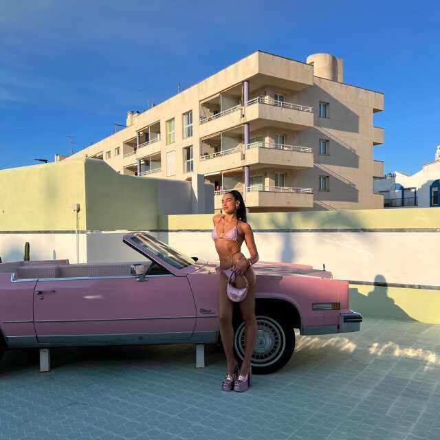 Bikini koleksiyonunu tanıtan Dua Lipa hayranlarının aklını başından aldı Bikini koleksiyonunu tanıtan Dua Lipa hayranlarının aklını başından aldı