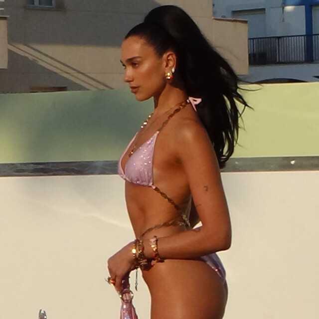 Bikini koleksiyonunu tanıtan Dua Lipa hayranlarının aklını başından aldı Bikini koleksiyonunu tanıtan Dua Lipa hayranlarının aklını başından aldı