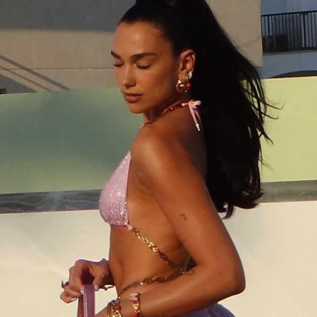 Bikini koleksiyonunu tanıtan Dua Lipa hayranlarının aklını başından aldı Bikini koleksiyonunu tanıtan Dua Lipa hayranlarının aklını başından aldı