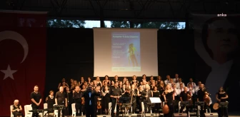 Bornova Belediyesi Türk Sanat Müziği Korosu Konser Verdi