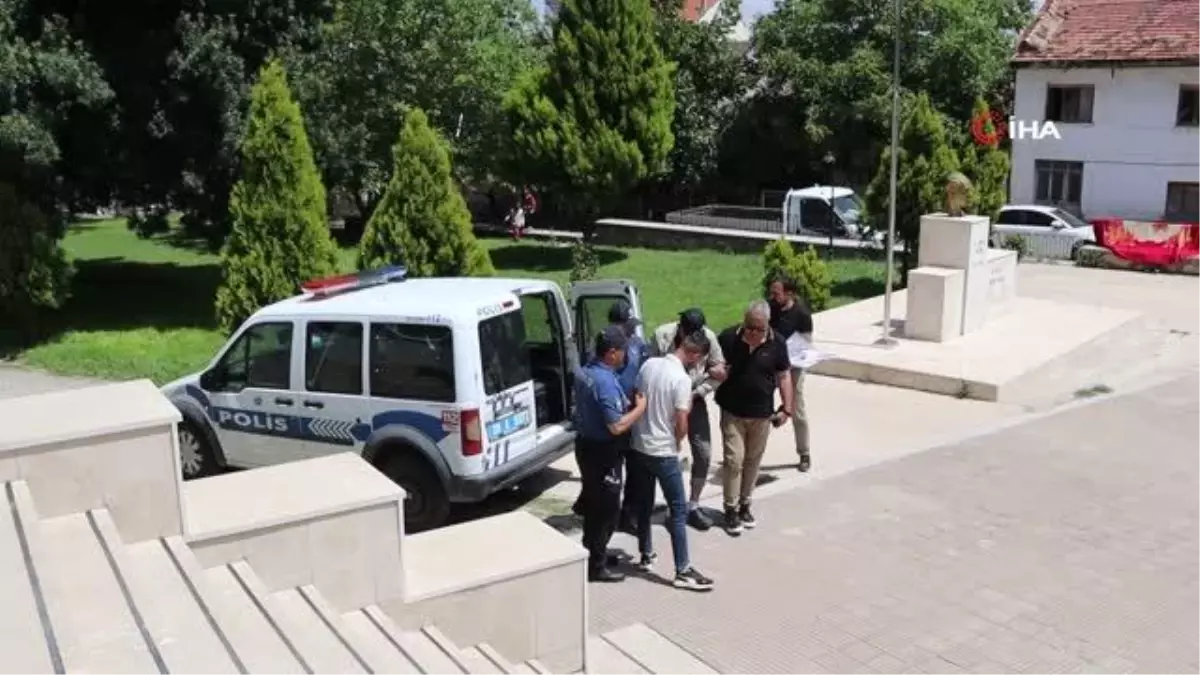 Çaldıkları otomobille geri gelince yakayı ele verdiler