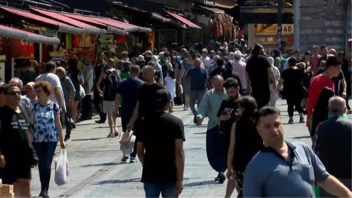 Eminönü'nde Bayram Alışverişi Yoğunluğu