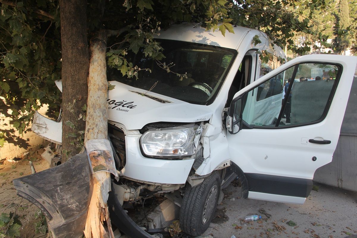 Hatay'da freni arızalanan kamyon 3 araca çarptı: 3 askeri personel yaralandı