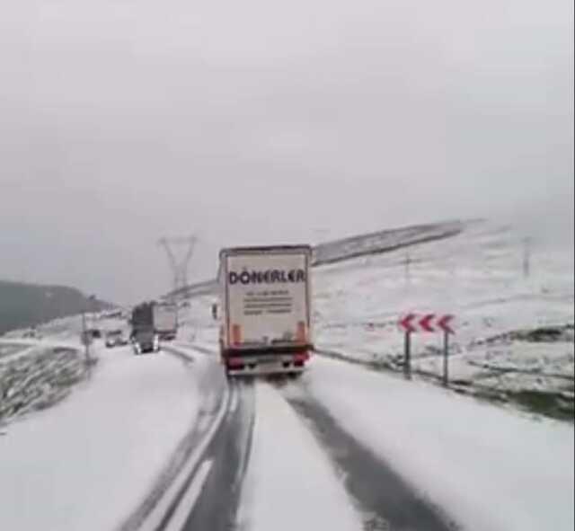 Haziran ayında Artvin'de şaşırtan görüntü! Dolu etrafı beyaza bürüdü Haziran ayında Artvin'de şaşırtan görüntü! Dolu etrafı beyaza bürüdü