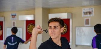 16 yaşındaki Halil Can Yıldız, Elektronik Dart Avrupa Şampiyonası'nda üst üste ikinci kez şampiyon oldu