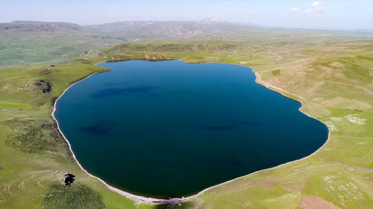Kars'taki Aygır Gölü ziyaretçilerini bekliyor