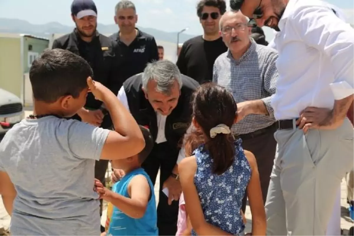 Katar tarafından inşa edilen 1464 konteynerlik geçici yaşam merkezi Hatay'da teslim edildi