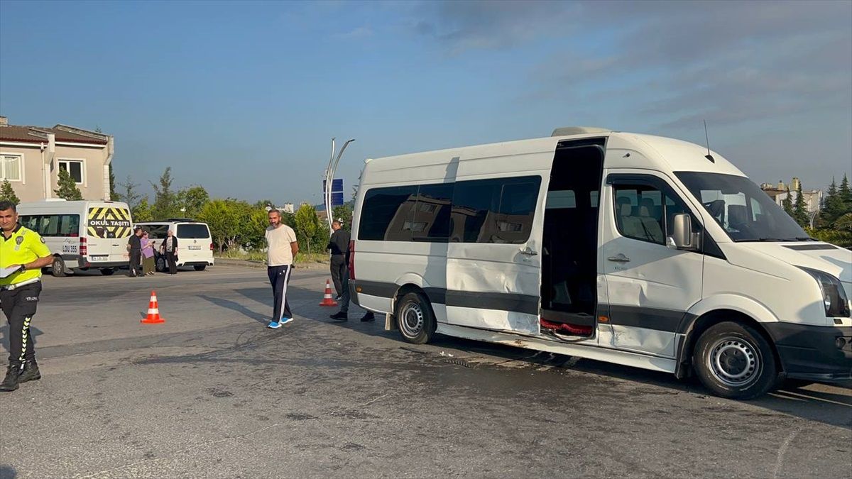 Çayırova'da İki İşçi Servisi Çarpıştı: 4 Yaralı