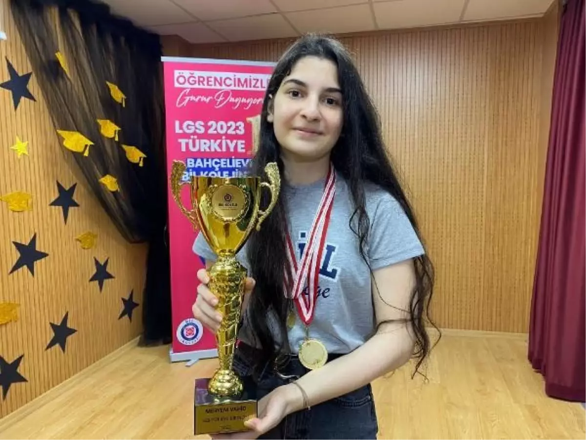 LGS birincisi Meryem, moda tasarımcısı olmak istiyor
