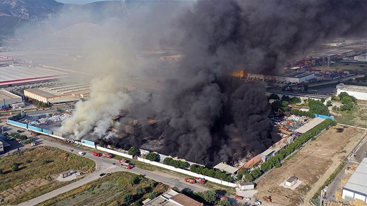 Manisa'daki yangın 19 saatte kontrol altına alındı! 'Mecbur kalmadıkça pencerelerinizi açmayın'