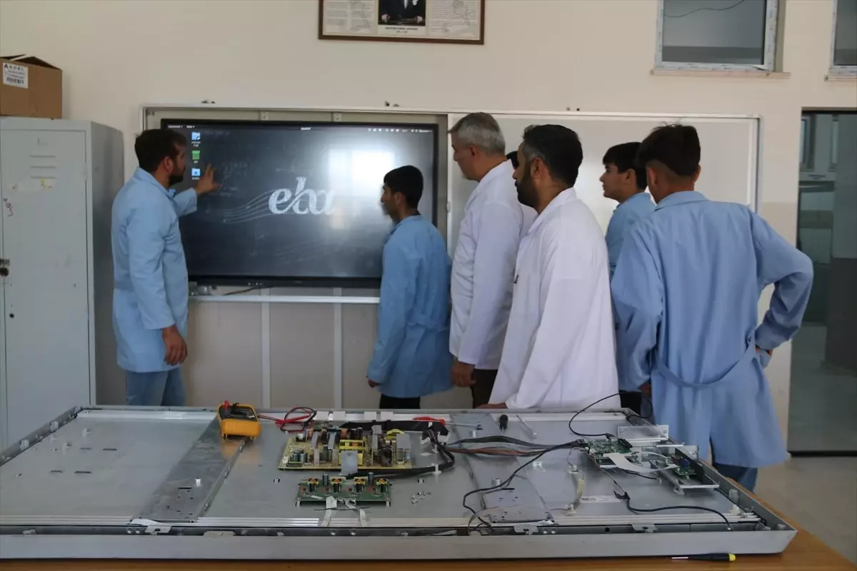 Diyarbakır'da öğrenciler yaz tatilinde akıllı tahtaları tamir ediyor