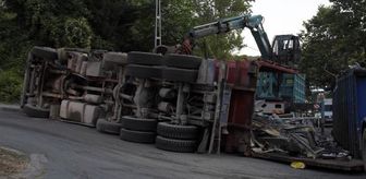 Sarıyer'de hurda yüklü kamyon devrildi: Şoför hafif yaralandı