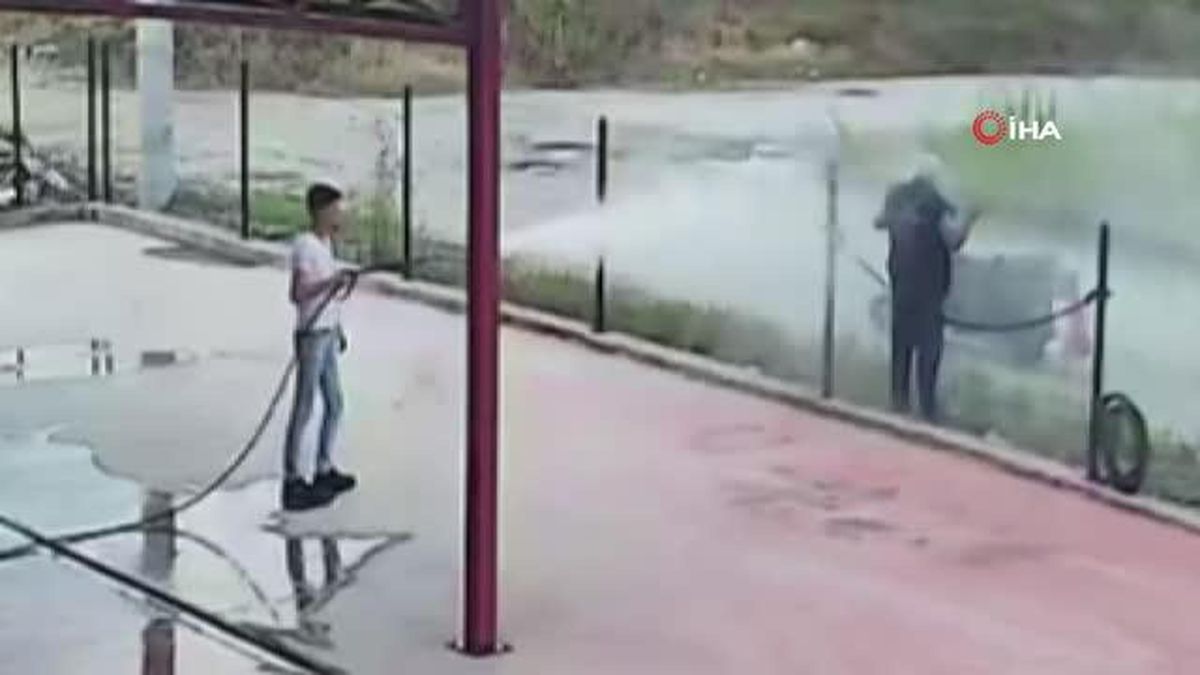 Sıcaktan bunalan adam oto yıkamacıda böyle serinledi