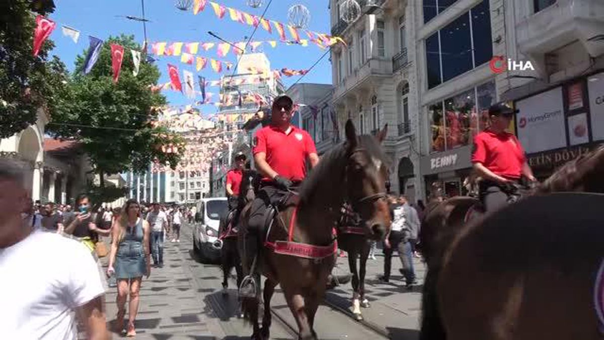 Taksim'de Atlı Polislere Yoğun İlgi