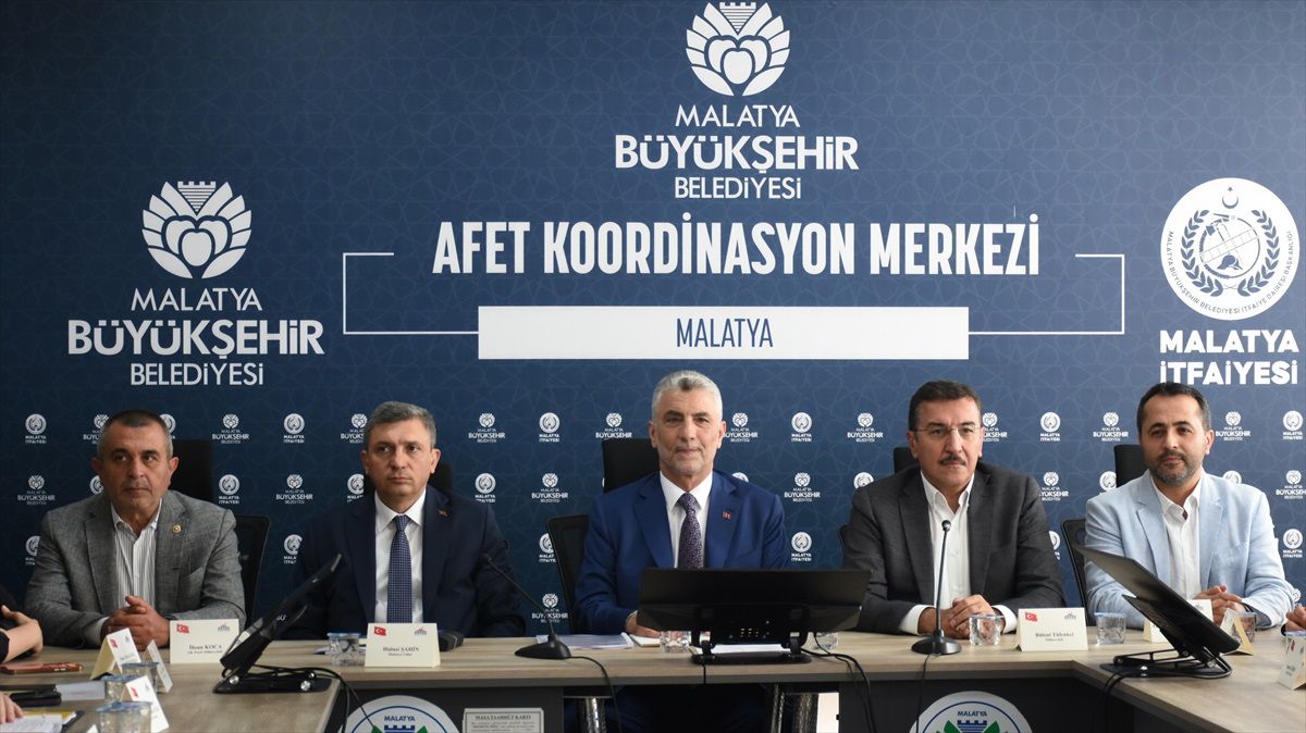 Ticaret Bakanı Bolat: Deprem bölgelerinde ekonominin canlanması şehirlerin ayağa kalkmasına katkı sağlayacak