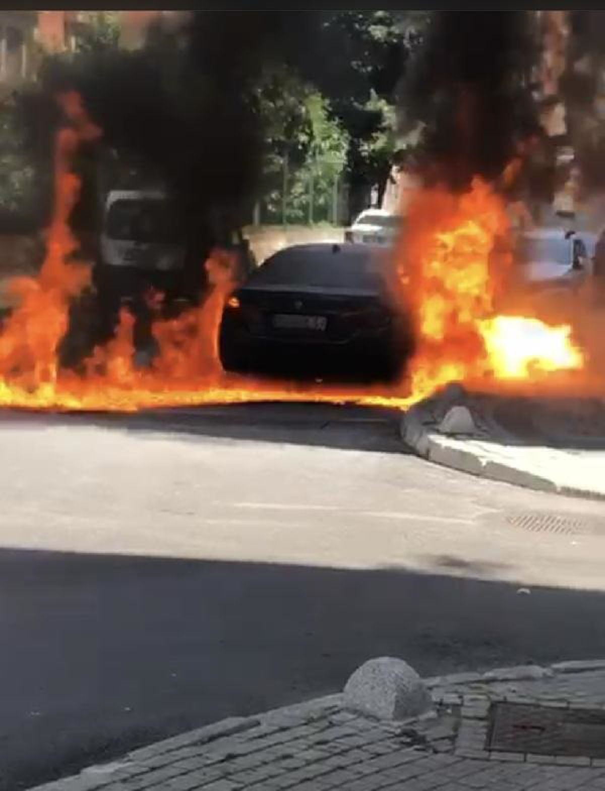 Üsküdar'da Otomobil Alev Alev Yandı