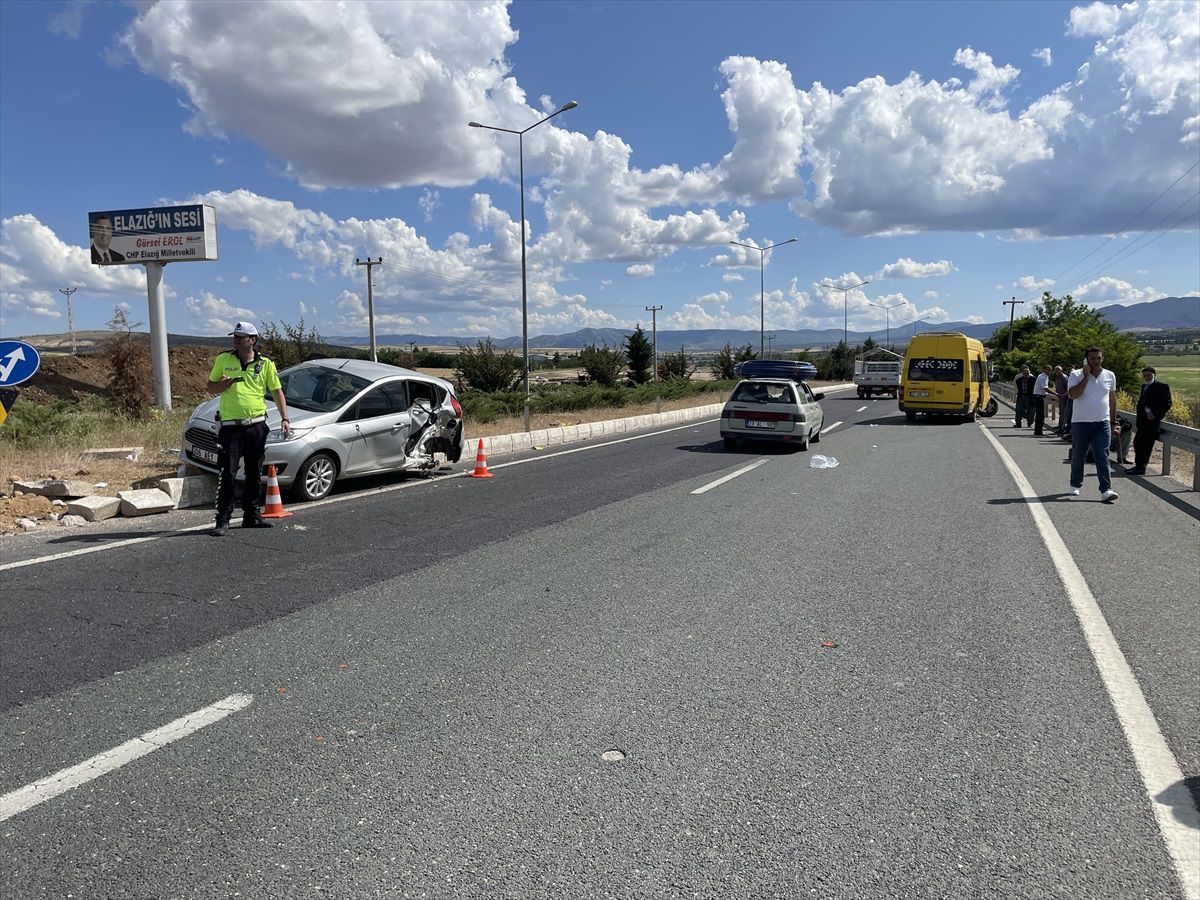 Elazığ'da Yolcu Minibüsü ile Otomobil Çarpıştı: 3 Yaralı