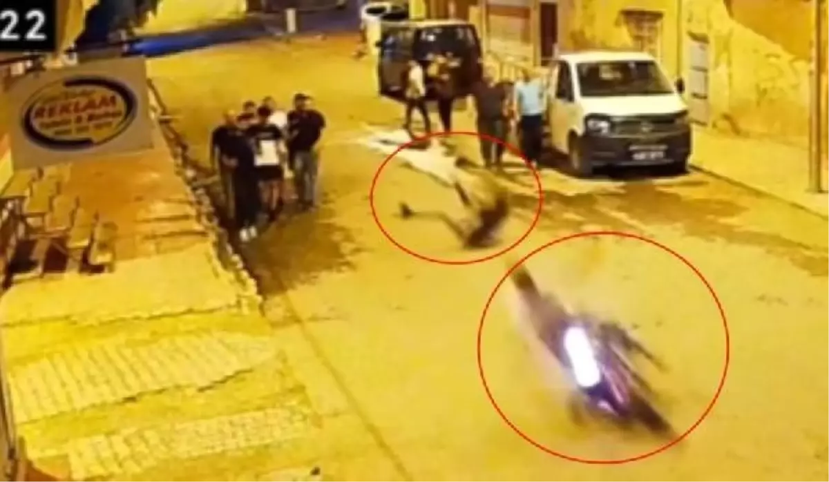 Nusaybin'de motosiklet yayaya çarptı: 2 yaralı