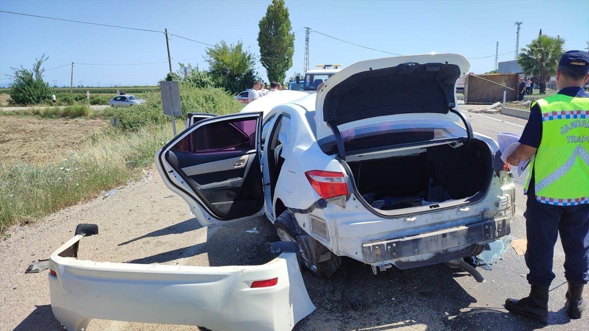 Adana'da traktörle çarpışan otomobilin sürücüsü, eşi ve oğlu yaralandı