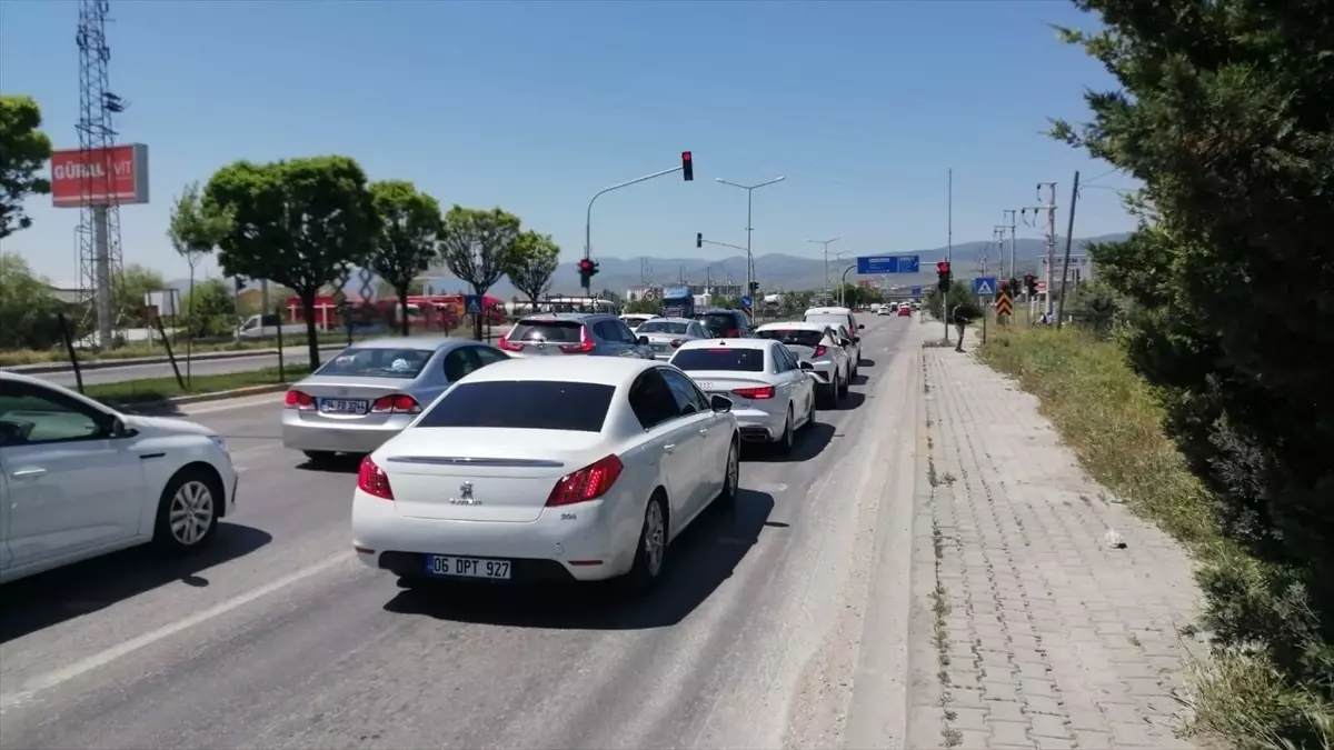 Afyonkarahisar'da Kurban Bayramı tatili nedeniyle araç yoğunluğu