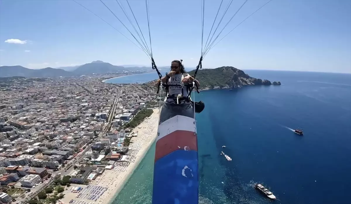 Yamaç paraşütü pilotu kano ile denize indi
