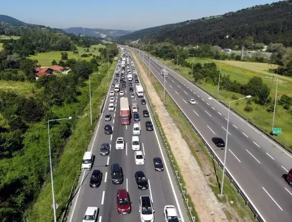 Bayram tatili başladı, yollarda yine aynı manzara var! Ankara yönü yoğun, İstanbul yönü bomboş Bayram tatili başladı, yollarda yine aynı manzara var! Ankara yönü yoğun, İstanbul yönü bomboş