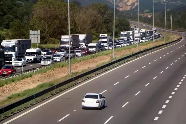 Bayram tatili başladı, yollarda yine aynı manzara var! Ankara yönü yoğun, İstanbul yönü bomboş Bayram tatili başladı, yollarda yine aynı manzara var! Ankara yönü yoğun, İstanbul yönü bomboş