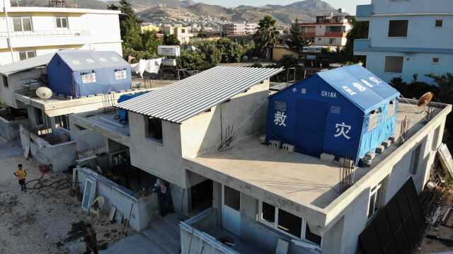Deprem korkusu nedeniyle evlerinin üzerine çadır kurdular