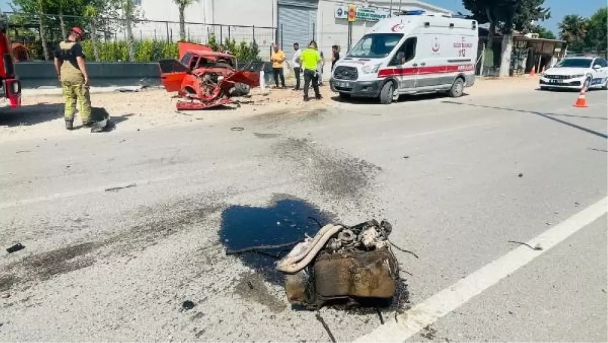 Bursa'da otomobil kontrolden çıkarak bahçe duvarına çarptı