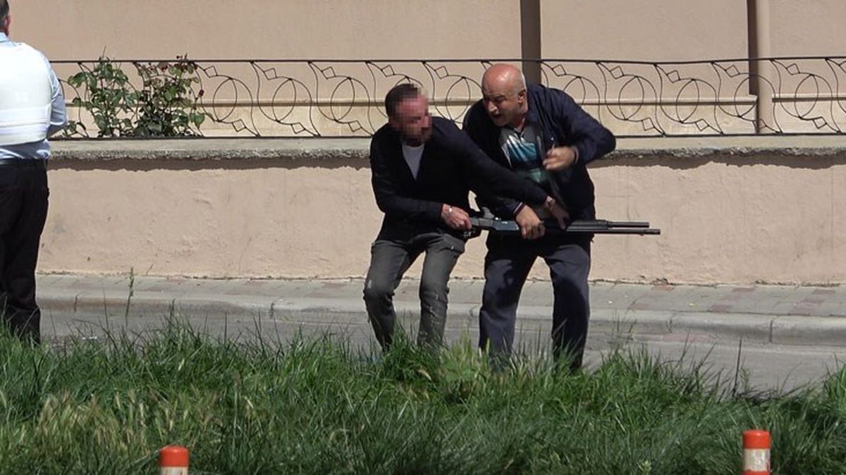 Emlakçı, beğenmediği börek yüzünden darp edildi! Dedikoduları duyunca pompalı tüfekle saldırdı