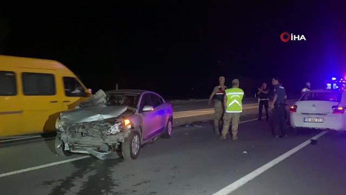 Erzincan'da iki otomobilin çarpıştığı kazada 12 kişi yaralandı