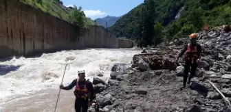 Giresun'da sel ve heyelan: Kayıp kişi aranıyor