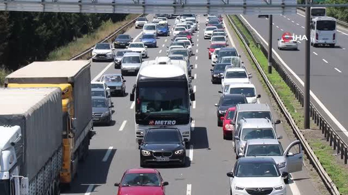 Göç başladı: Otoyol Sakarya geçişinde trafik durma noktasına geldi