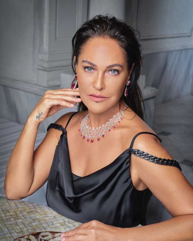 Hülya Avşar, siyah bikinisiyle odasının zeminine çiçek resmi çizdi