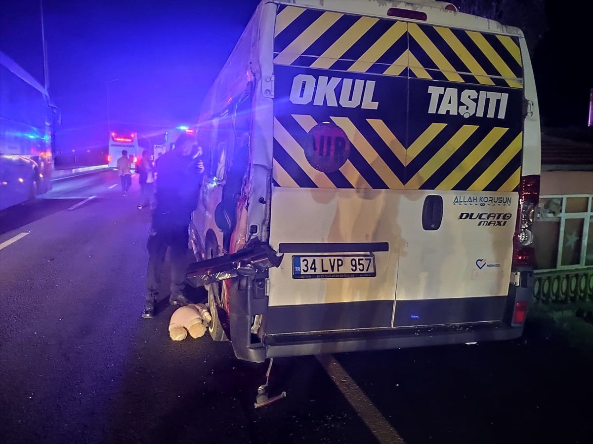 Kayseri'de minibüs ile tır çarpışması: 3 ölü, 16 yaralı